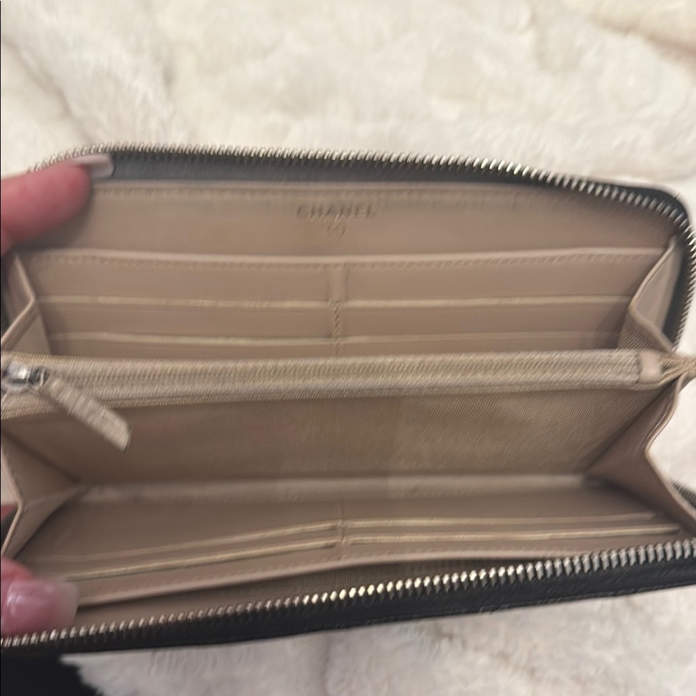 Chanel Black Quilted Wallet with Iconic CC Logo - Picture 3 of 6